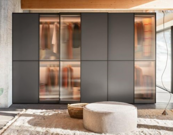 Lemari pakaian dengan pintu kaca berpola untuk tampilan artistik